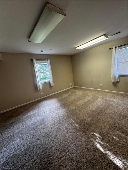Building Photo - 505 Willow Dr
