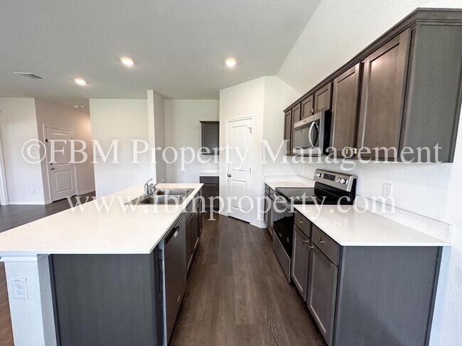 Building Photo - 264 Thoroughbred St