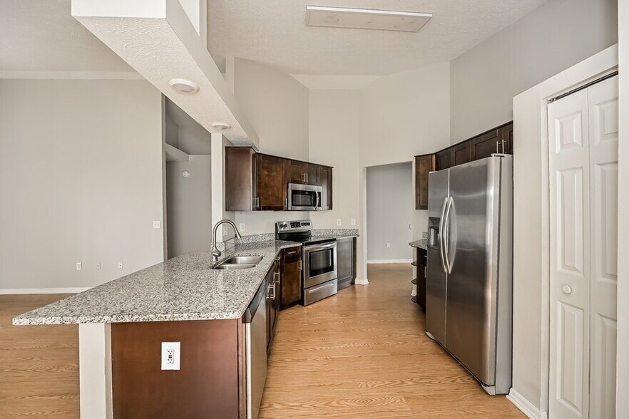 Building Photo - 11006 Kenmore Dr