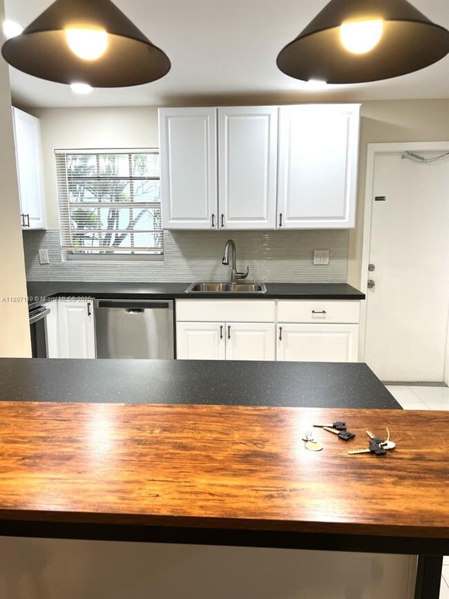 Building Photo - 3100 S Le Jeune Rd