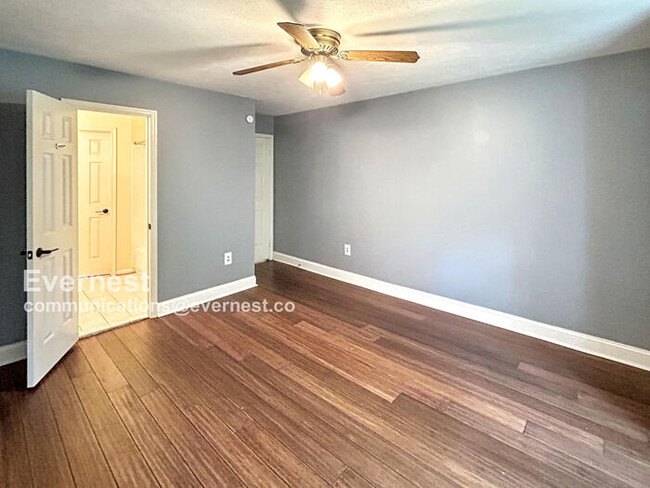 Building Photo - 3059 Southampton Dr
