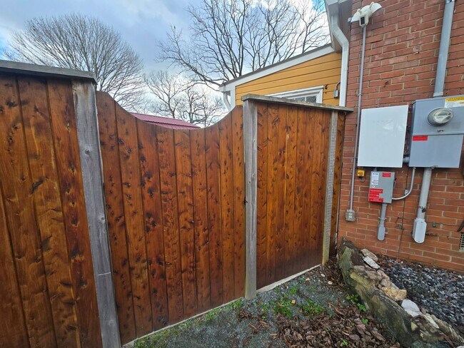 Building Photo - Charming Pittsboro Bungalow with Screened Porch & Fully Fenced Yard