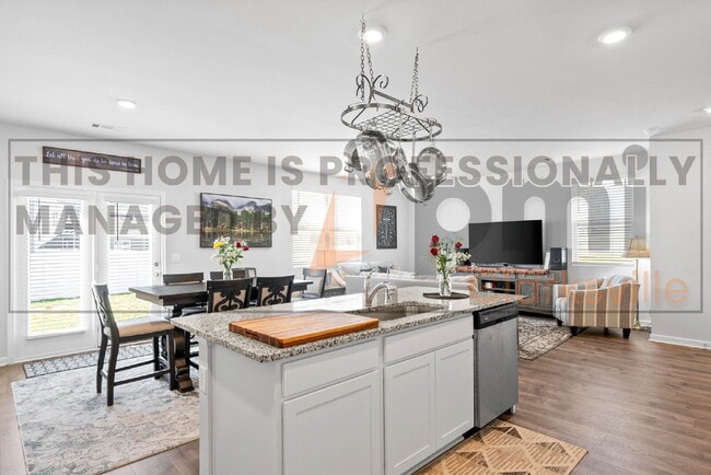 Building Photo - "JUST REDUCED - Charming Four Bedroom Retr...
