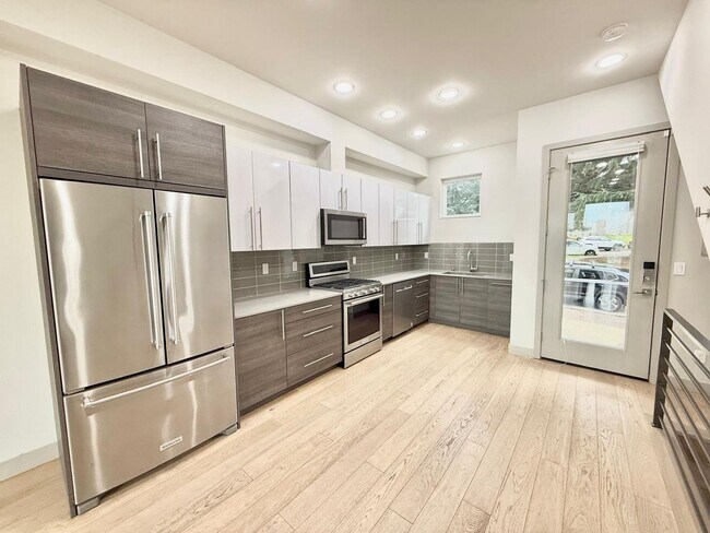 Building Photo - 2 Bed + Den 2 Bathroom Eastlake Townhome with Spectacular Views