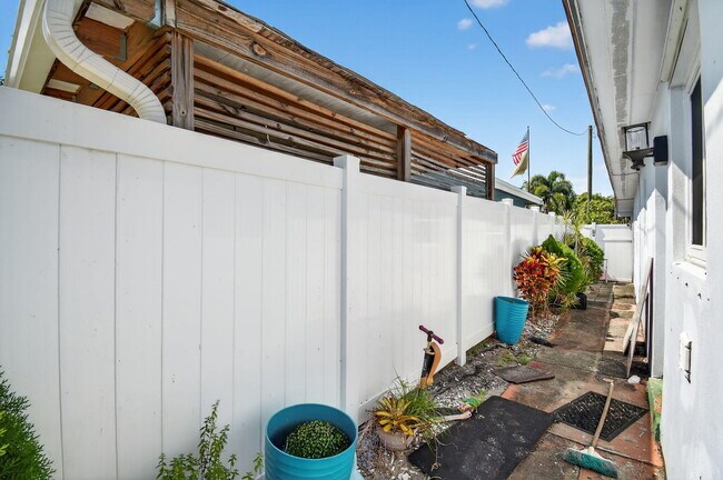 Building Photo - 554 NW 46th St