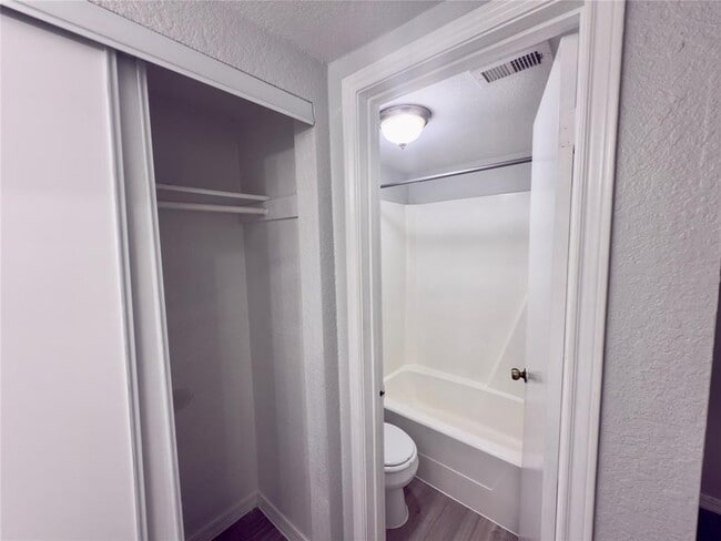 Building Photo - 513 S Park Dr