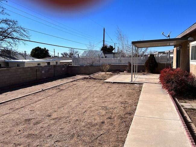 Building Photo - Nice Nob Hill Location with 3 Bedrooms