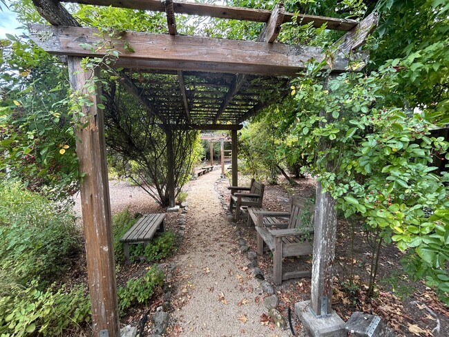 Building Photo - 8280 Oakmont Dr