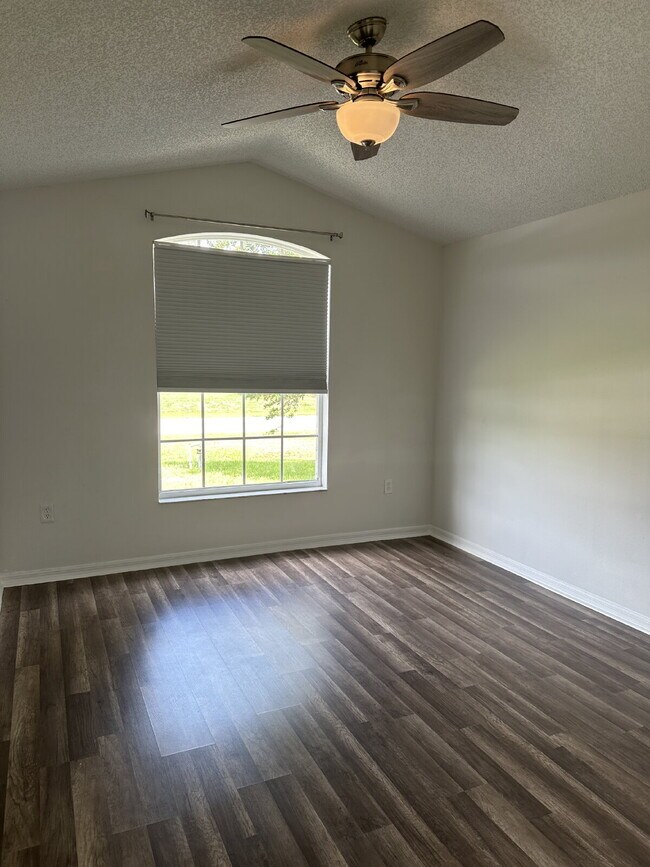 Building Photo - 3-Bedroom Home in Quiet Palm Bay