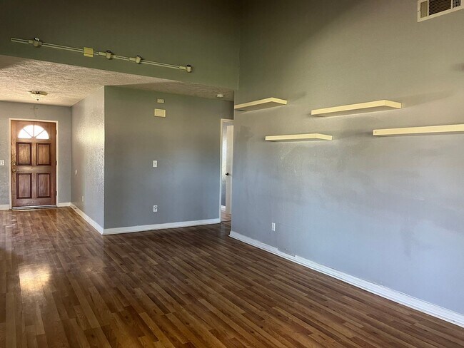 Building Photo - 4-Bedroom Home in Hesperia!