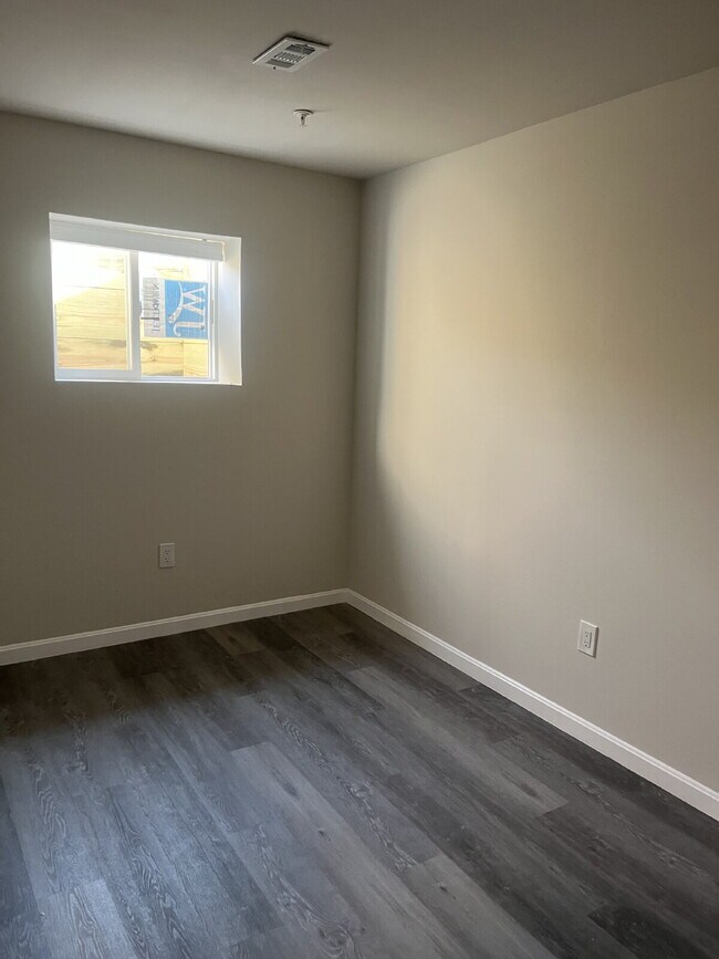 Building Photo - ALL UTILITIES INCLUDED!!