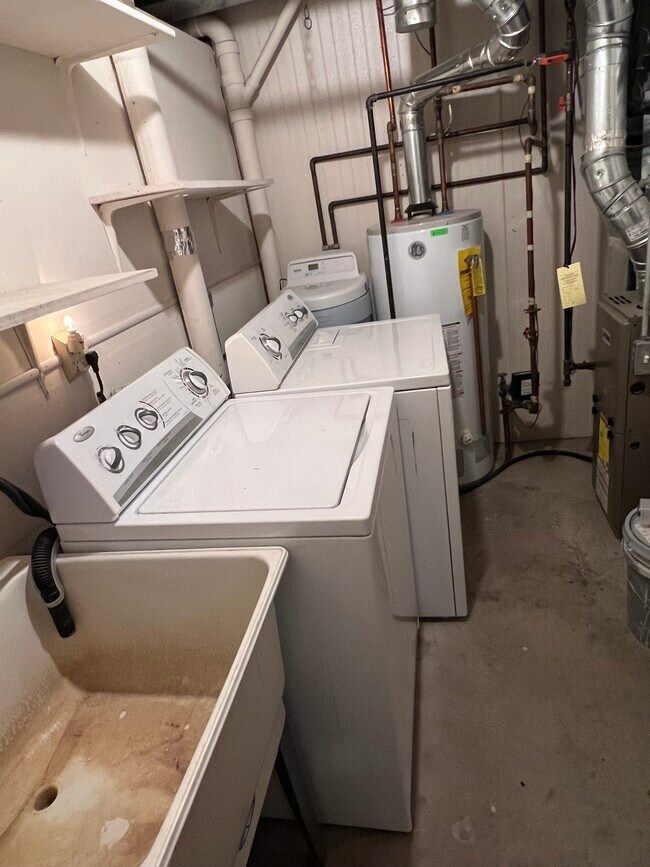 Building Photo - 5 Golden Oak Dr