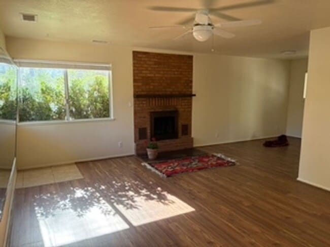 Building Photo - Cozy, West Sedona home with large fenced b...