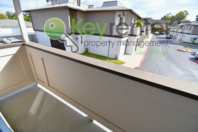 Building Photo - End-Unit Newly Remodeled Townhome in Clair...