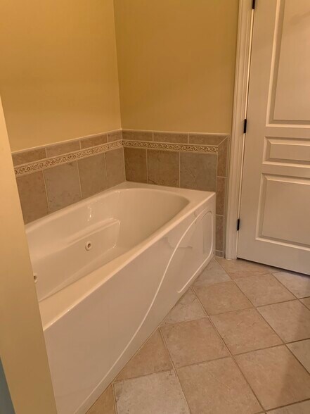 Master tub - 3314 Starboard Way