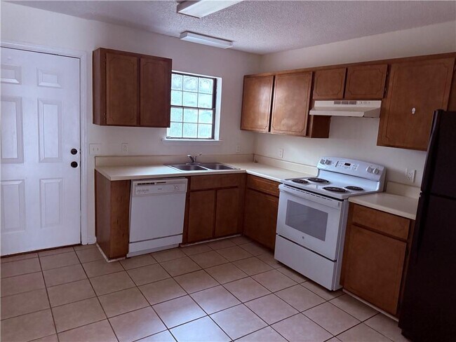 Building Photo - 890 E Cherry St