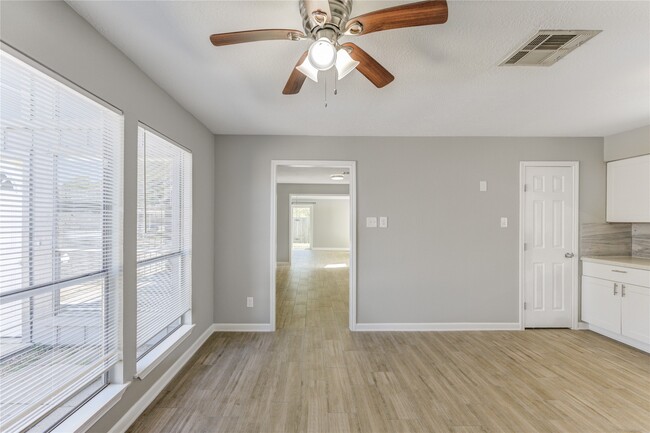 Building Photo - 5054 Pine Cliff Dr