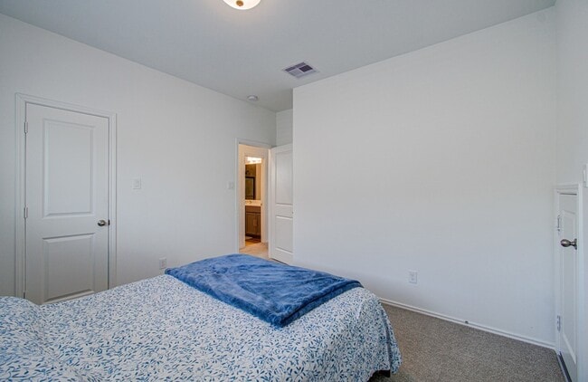 Building Photo - 4722 Crest Hill Dr