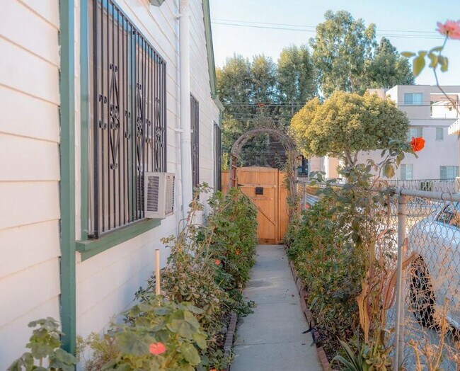 Building Photo - 1246-1248 El Centro Ave