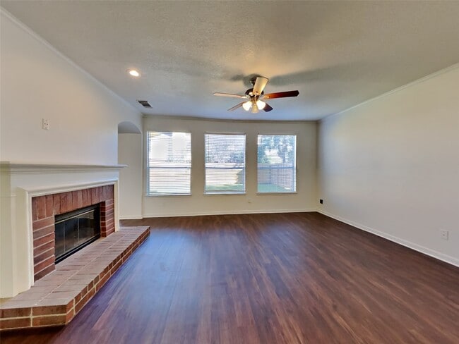 Building Photo - 2911 Linda Dr