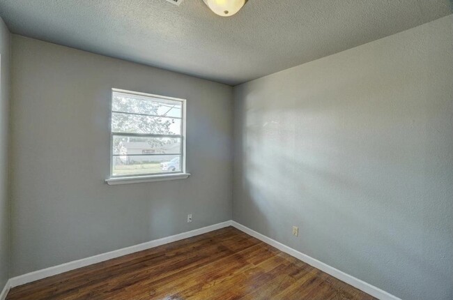 Building Photo - 5325 NW Euclid Ave