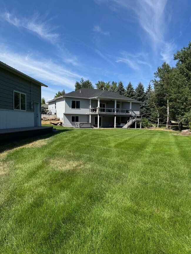 Building Photo - Spacious and Private 5-Bedroom Home for Re...
