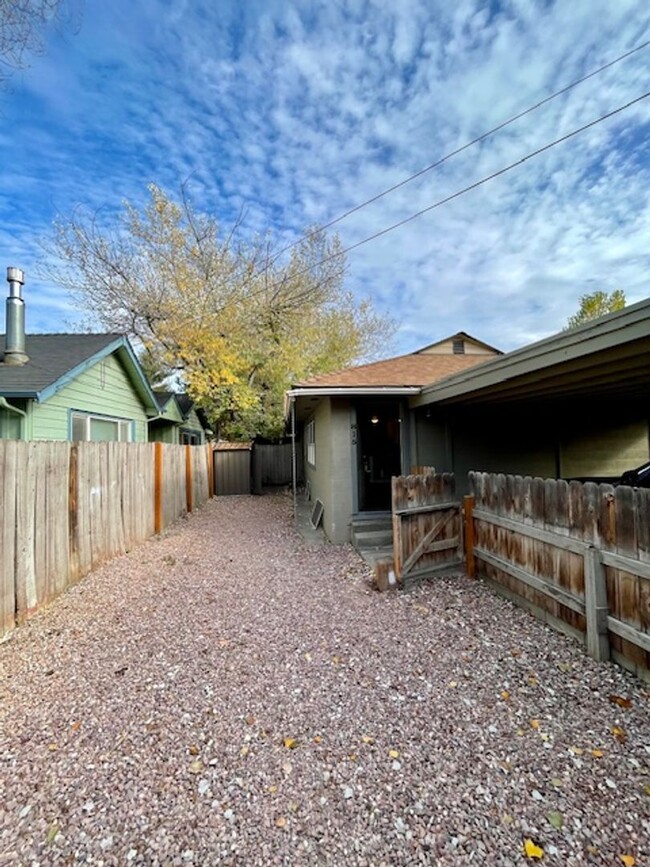 Building Photo - Renovated Adorable 2 bedroom duplex in gre...