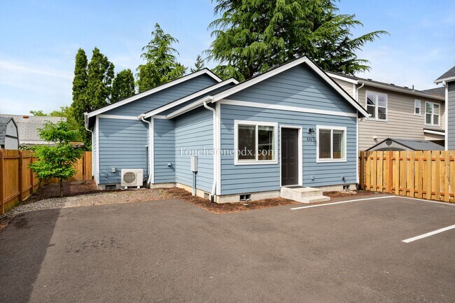 Building Photo - 826 SE 155th Ave