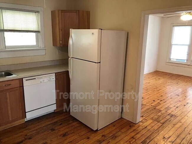 Building Photo - 607 Snow St