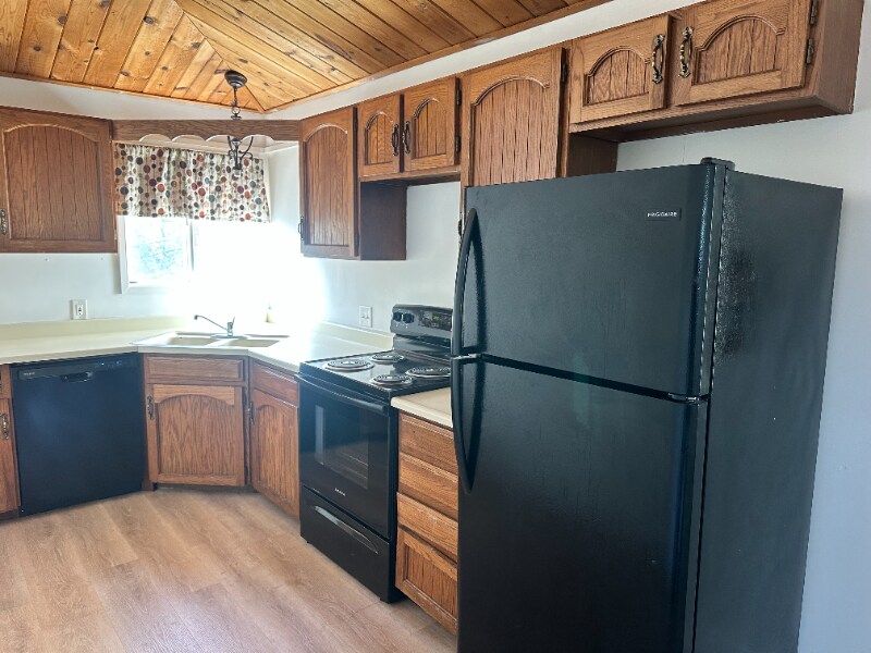 Building Photo - 1078 E White Mountain Blvd