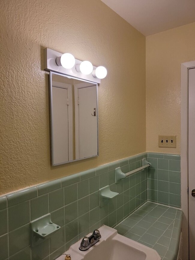 Building Photo - 3 BD 1.5 BA Ocean Springs Rental in the Go...
