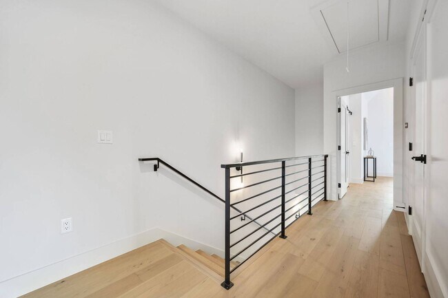 Building Photo - Premium Central Austin New Construction
