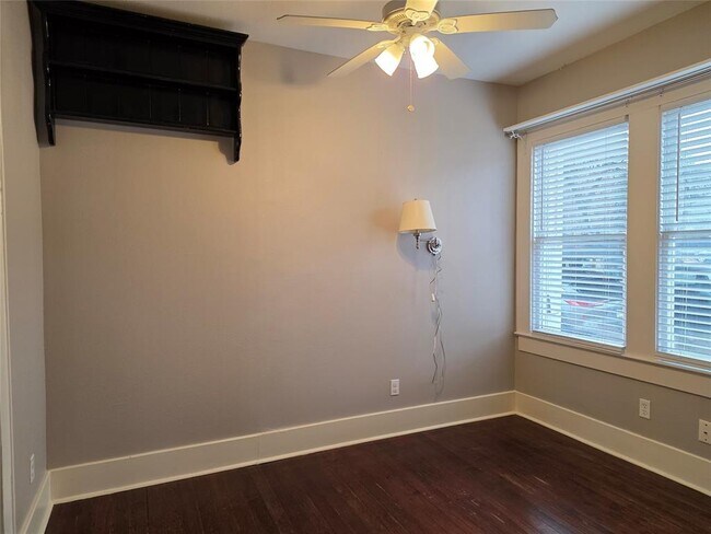 Building Photo - 206 E 34th St