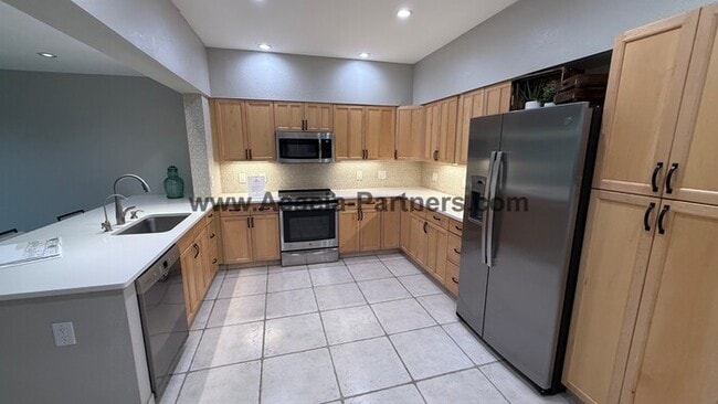 Building Photo - Three Bedroom Townhome