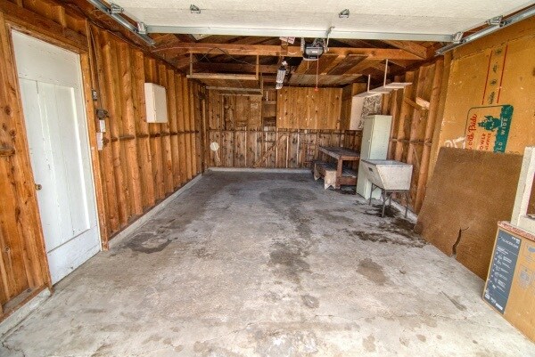 Oversized garage - 4365 Pierson St