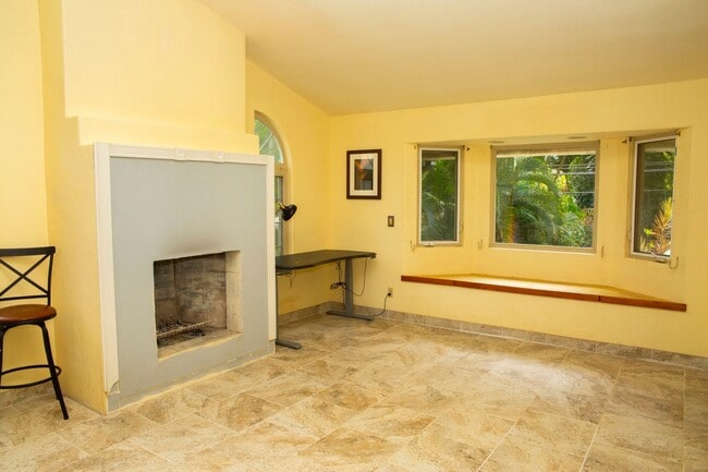 Building Photo - Spacious 4-Bedroom Retreat in Haiku with Stunning Natural Light