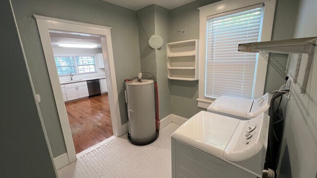 Building Photo - Renovated larg single family home! 2,200+ sf