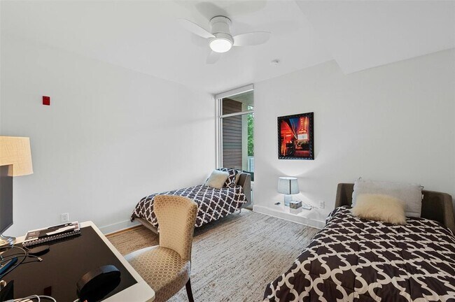 Building Photo - 210 Lee Barton Dr