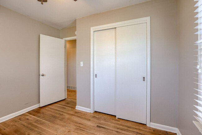 Building Photo - 4 Bedroom Westside Ranch!!