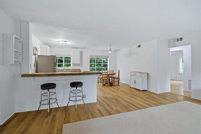 Building Photo - 1381 Normandy Dr NE
