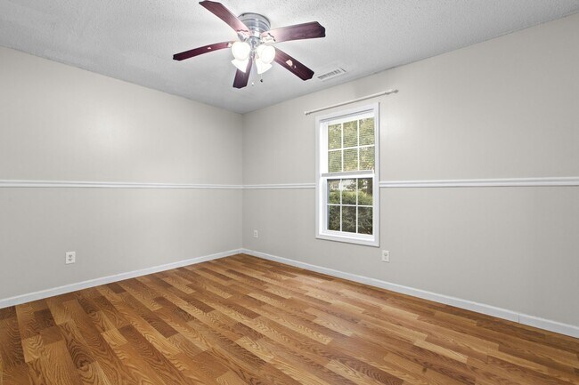 Building Photo - Cul-de-Sac Retreat with Vaulted Ceilings, Fireplace & Large Deck