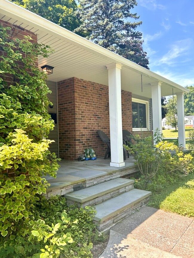 Building Photo - Beautiful Brighton Move-In Ready- Penfield Schools!