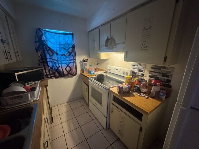 Building Photo - 2-Bedroom, 1-Bathroom Duplex in Tampa