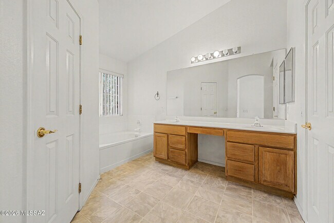Building Photo - 2656 W Mountain Heights Ct