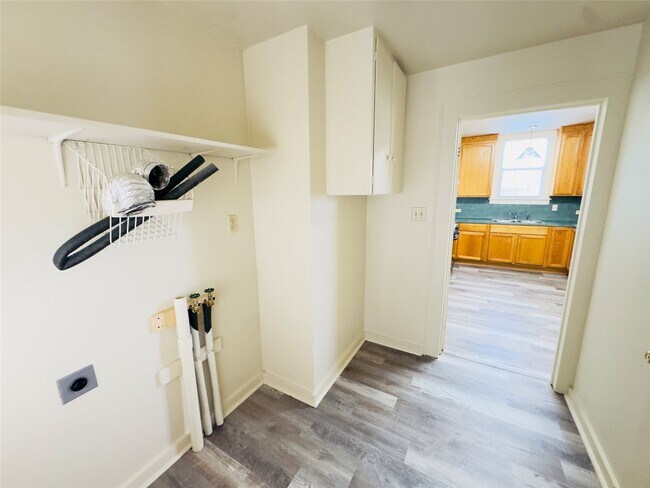 Building Photo - 409 Botts St