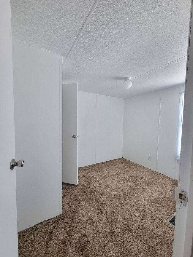 Building Photo - Ready to Move in