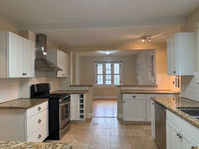 Building Photo - House For Lease