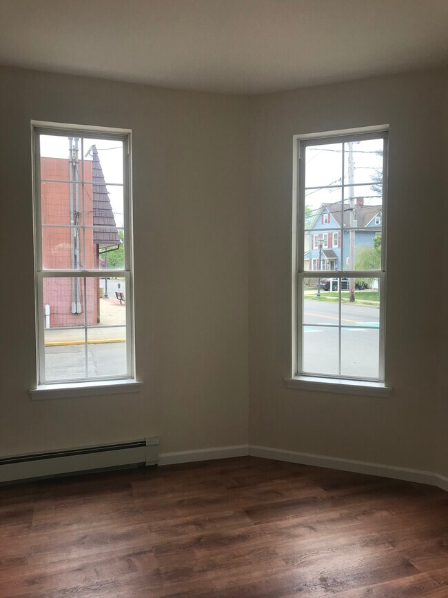 304 N Wellwood Ave 304 N Wellwood Ave Lindenhurst NY 11757