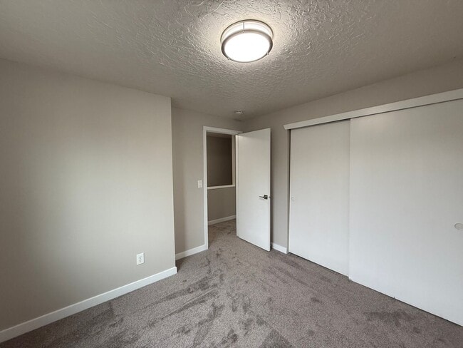 Building Photo - NOW SHOWING - RENOVATED Townhome Style Apartment In Raleigh Hills - See Listing for DETAILS and S...