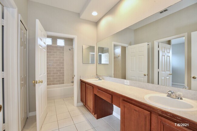 Building Photo - Gorgeous 4/2.5 Home with a 2 Car Garage Lo...